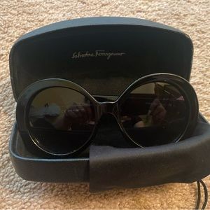 🌻SALVATORE FERRAGAMO OVAL SUNGLASSES 🌻